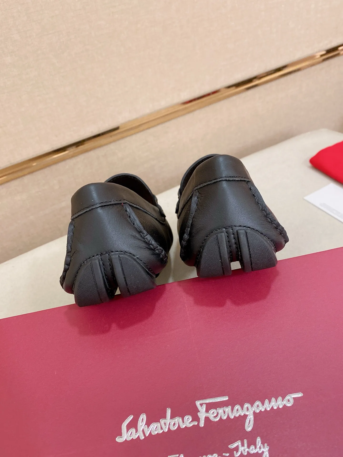 Men's shoes💰: 540💰High-end quality! Ferragamo🆕🆕Exclusive hot-selling products in stock🔥🔥New products on the shelves, high-quality Ferragamo men's pea shoes, high-end casual driving shoes, with complete packaging! 💪 💪 Material: imported first-layer pebbled cowhide 🐂 + imported high-quality water-dyed cowhide lining + wear-resistant outsole 👍🏻👍🏻 Features: high-end and comfortable, purely handmade 🚀 🚀 Create the perfect shoe that suits you best 🔥 🔥 Size: (38-44) 45 standard size can be customized!